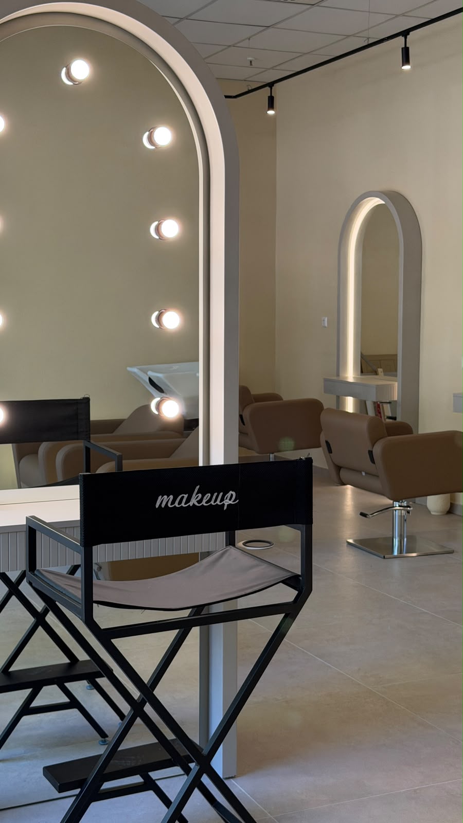 Make-up-Platz mit beleuchtetem Bogenspiegel und Regiestuhl